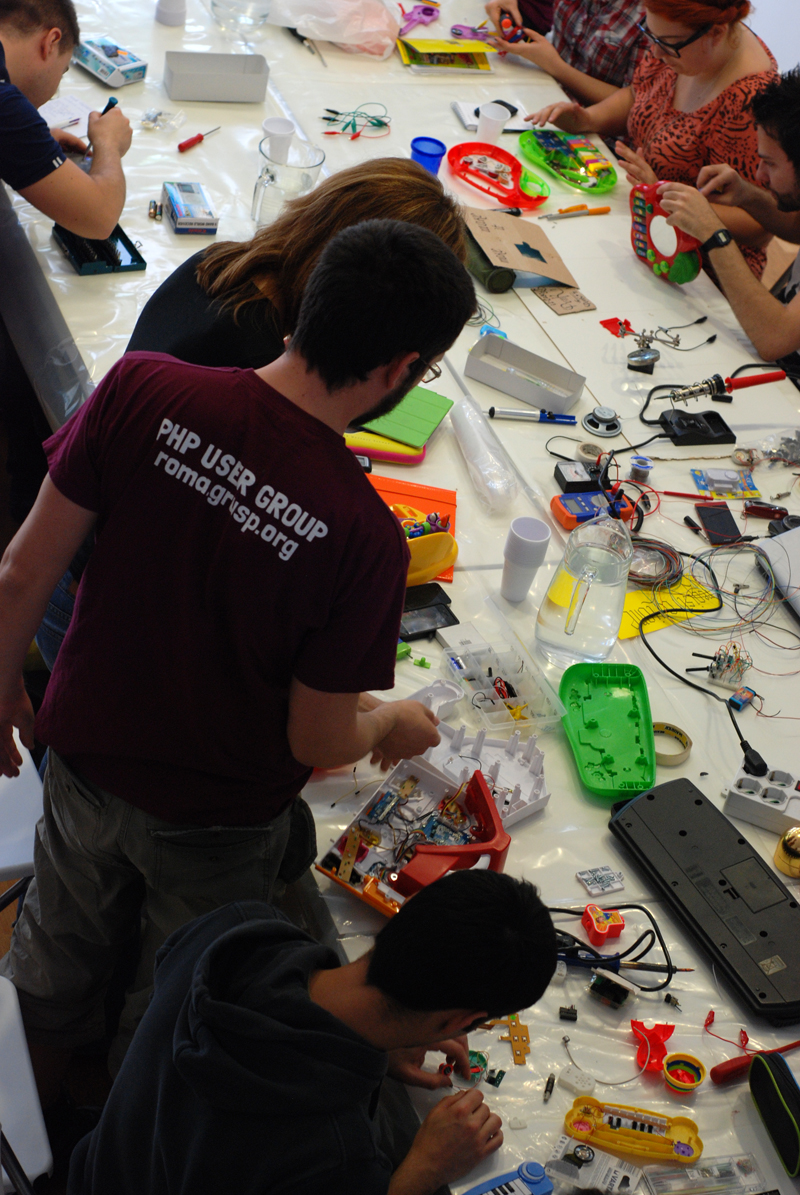 Tiburtina, Cowo 360 (via Vacuna) gli artigiani del XXI secolo si riuniscono e fanno circuite bending: hackerano i circuiti dei giocattoli e poi li fanno suonare