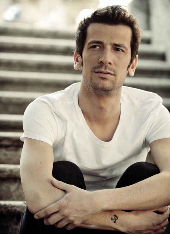 Autore e interprete delle canzoni degli Zero Assoluto, Matteo Maffucci è il libreria con "La traiettoria casuale dell'amore" (Mondadori)