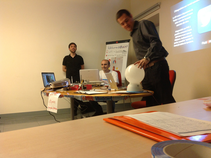 FieldEffectLab ha presentato #tSphere: una palla luminosa che reagisce a un tuo tweet con il tuo mood