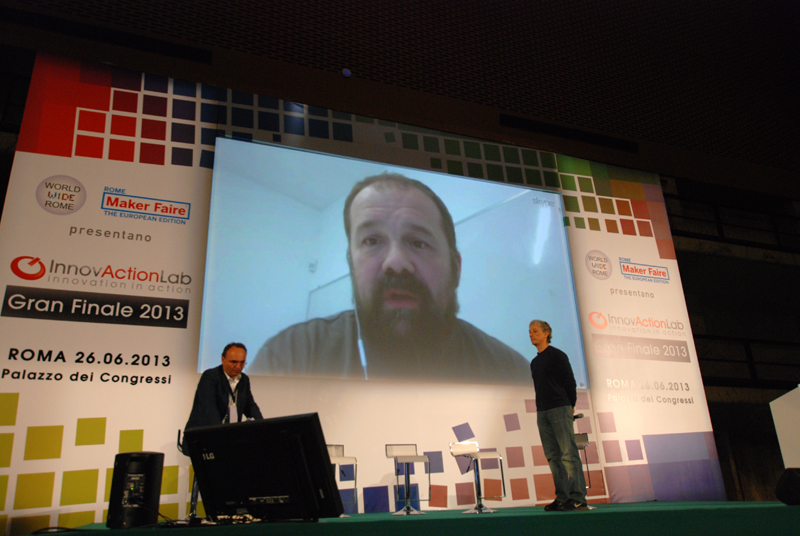 Riccardo Luna e Massimiliano Banzi in collegamento Skype. Innovaction Lab è stata una preview del Roma Makers Faire di ottobre