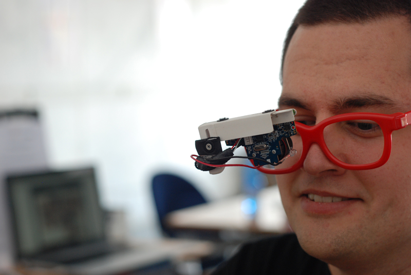 A Innovaction Lab anche Eyewriter di Luca Frogheri: un dispositivo di facile costruzione che traccia il movimento della pupilla e rende possibile l’utilizzo di un software su un computer