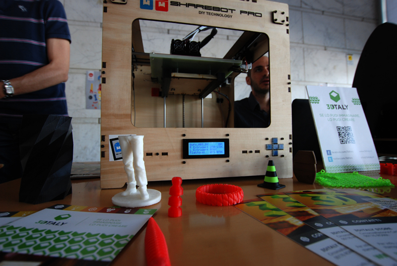 La stampante 3d e i ragazzi di 3dItaly: fanno base al Pigneto e sono i primi ad aver aperto una stamperia 3d. Anche loro a Palazzo dei Congressi a Innovaction Lab 2013