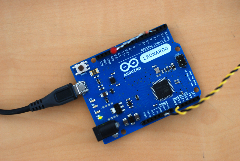 Sui tavoli dei makers di Innovaction Lab anche Arduino, il circuito che ha cambiato tutto. E' stato capace di rendere semplice ciò che una volta era complicato, di trasformarci in piccoli inventori, allargando le frontiere della immaginazione. Il suo co-creatore è Massimo Banzi, ospite via Skype a Innovaction Lab a palazzo dei Congressi