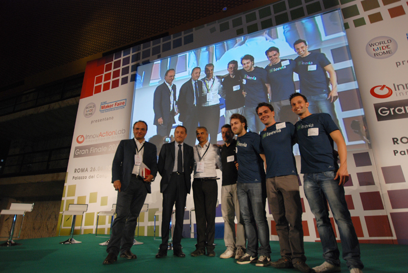 I ragazzi del progetto Leevia, vincitore di Innovaction Lab 2013. E’ una piattaforma di charity crowdfunding dove le aziende sponsorizzano i lavori delle organizzazioni no profit. Nella foto un altro momento della premiazione