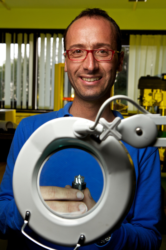Emanuele Guglielmino e la sua microturbina (foto di Massimo Brega – The Lighthouse)